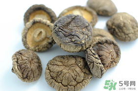 干香菇和鮮香菇的區(qū)別？干香菇和鮮香菇哪個(gè)好？