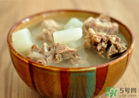 排骨湯為什么是白色的？排骨湯怎么熬成乳白色的？