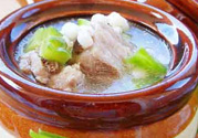 排骨湯為什么是白色的？排骨湯怎么熬成乳白色的？