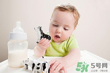 什么時候給寶寶添加輔食合適？寶寶輔食添加時間表