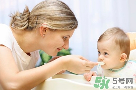 什么時候給寶寶添加輔食合適？寶寶輔食添加時間表