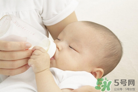 寶寶第一口輔食吃什么最好？寶寶第一口輔食怎么吃？