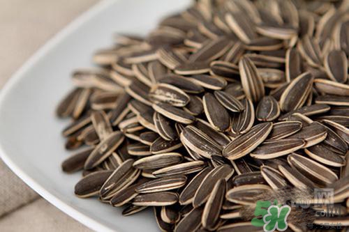 南瓜子和葵花籽哪個(gè)好？南瓜子和葵花籽區(qū)別？
