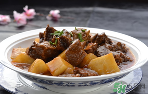 煮牛肉什么時候放鹽？燉牛肉什么時候放鹽好？