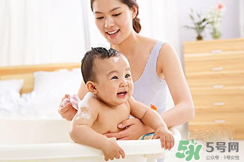 寶寶冬天多久洗一次澡？寶寶冬天洗澡水溫多少度合適？