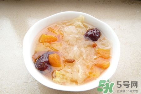 銀耳湯的營養(yǎng)價值 銀耳湯的功效與作用 銀耳湯的營養(yǎng)價值 銀耳湯的功效與作用