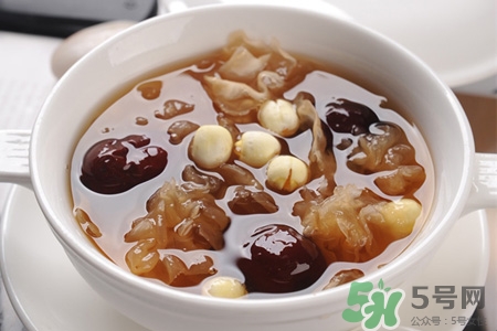 銀耳湯的營養(yǎng)價值 銀耳湯的功效與作用 銀耳湯的營養(yǎng)價值 銀耳湯的功效與作用