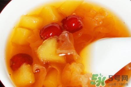 銀耳湯的營養(yǎng)價值 銀耳湯的功效與作用 銀耳湯的營養(yǎng)價值 銀耳湯的功效與作用