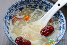 銀耳湯的營養(yǎng)價值 銀耳湯的功效與作用 銀耳湯的營養(yǎng)價值 銀耳湯的功效與作用
