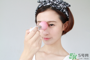 冬天化妝要用散粉嗎？冬天化妝需要定妝粉嗎？