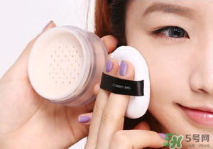 冬天化妝要用散粉嗎？冬天化妝需要定妝粉嗎？