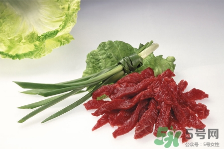 生肉臟了怎么洗才干凈？千萬不要在水龍頭下沖洗