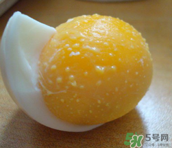 熟雞蛋滾臉有什么好處？熟雞蛋滾臉能吸毒素嗎？