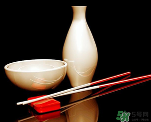白酒可以帶上飛機嗎？飛機可以托運白酒嗎？