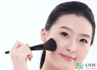 冬天化妝起皮怎么辦？冬天化妝臉干怎么辦？