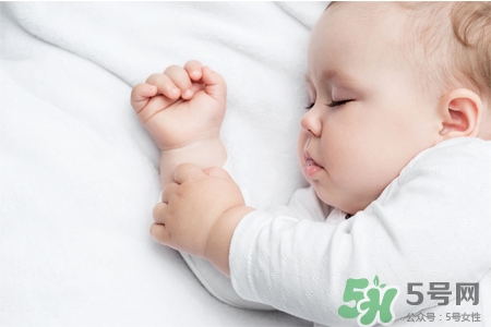 寶寶可以穿毛衣嗎？千萬別給寶寶穿高領(lǐng)毛衣