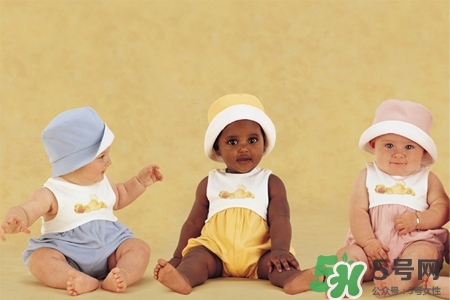 寶寶冬天應(yīng)該穿幾件衣服最好？冬天寶寶穿多少衣服合適？