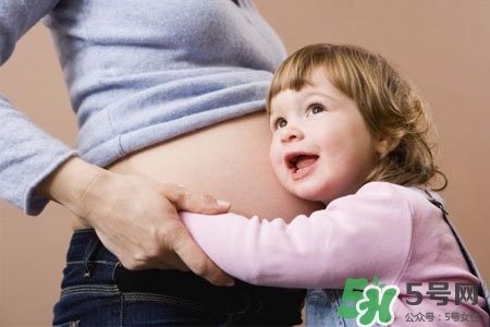 寶寶冬天應(yīng)該穿幾件衣服最好？冬天寶寶穿多少衣服合適？