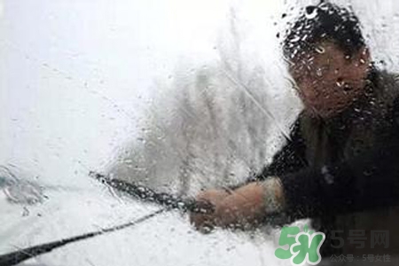 冬天早上車玻璃上的冰霜怎么弄？冬天早上車玻璃上的霧怎么弄？