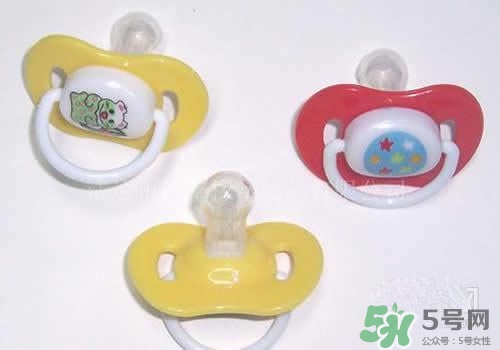 安撫奶嘴乳膠好還是硅膠好？怎么挑選安撫奶嘴？