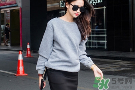 冬天衛(wèi)衣里面穿什么？套頭衛(wèi)衣里面還穿衣服么？