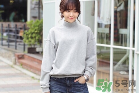 冬天衛(wèi)衣里面穿什么？套頭衛(wèi)衣里面還穿衣服么？