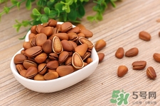 松子和牛奶能一起吃嗎?一起吃的話有什么好處 松子和牛奶能一起吃嗎?一起吃的話有什么好處