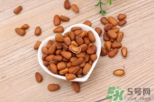 松子和牛奶能一起吃嗎?一起吃的話有什么好處 松子和牛奶能一起吃嗎?一起吃的話有什么好處