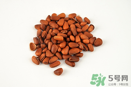 松子和牛奶能一起吃嗎?一起吃的話有什么好處 松子和牛奶能一起吃嗎?一起吃的話有什么好處