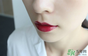 圣羅蘭唇釉怎么涂？ysl唇釉怎么涂好看？