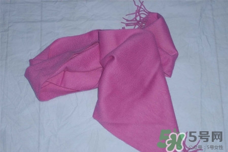 羊絨圍巾起球正常嗎？羊絨圍巾起球怎么辦？