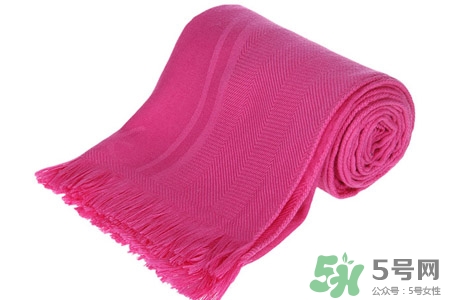 羊絨圍巾起球正常嗎？羊絨圍巾起球怎么辦？