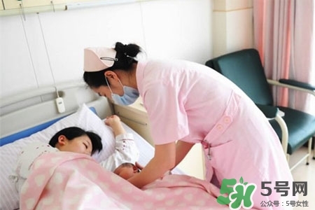 冬天哺乳穿什么？冬天哺乳期穿什么衣服喂奶好？