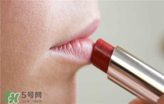 防曬唇膏要卸妝嗎？防曬唇膏晚上可以用嗎？
