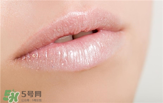 防曬唇膏要卸妝嗎？防曬唇膏晚上可以用嗎？