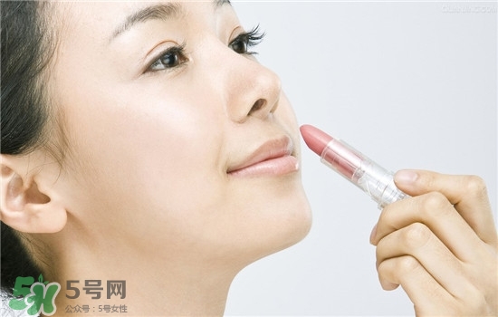 防曬唇膏要卸妝嗎？防曬唇膏晚上可以用嗎？