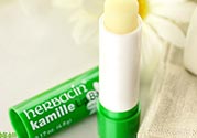 小甘菊唇膏小孩能用嗎？herbacin賀本清小甘菊唇膏小孩可以用嗎？