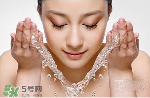 封閉性粉刺用什么洗臉？封閉性粉刺怎么洗臉？