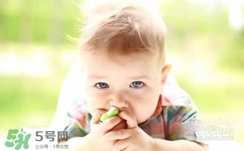 寶寶喜歡咬下嘴唇是怎么回事？寶寶喜歡咬下嘴唇怎么辦？