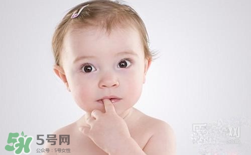 寶寶喜歡咬下嘴唇是怎么回事？寶寶喜歡咬下嘴唇怎么辦？