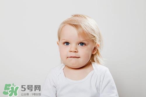 寶寶喜歡咬下嘴唇是怎么回事？寶寶喜歡咬下嘴唇怎么辦？