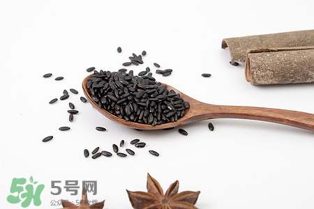 產(chǎn)婦可以吃黑芝麻嗎?產(chǎn)婦吃黑芝麻的好處 產(chǎn)婦可以吃黑芝麻嗎?產(chǎn)婦吃黑芝麻的好處