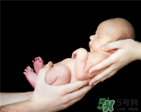 寶寶幾個月可以豎著抱?三個月寶寶可以豎著抱嗎? 寶寶幾個月可以豎著抱?三個月寶寶可以豎著抱嗎?