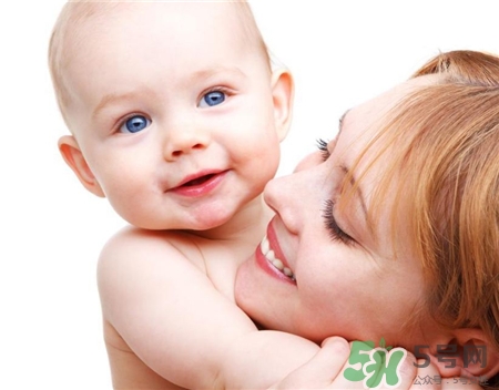 寶寶幾個月可以豎著抱?三個月寶寶可以豎著抱嗎? 寶寶幾個月可以豎著抱?三個月寶寶可以豎著抱嗎?