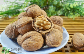 核桃皮發(fā)黑是怎么回事？核桃皮是黑色的能吃嗎？