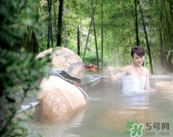 泡溫泉后要洗澡嗎？泡完溫泉后多久可以洗澡？