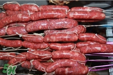 炒臘腸用先蒸熟嗎？臘腸不蒸直接炒行嗎？