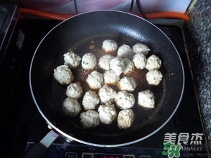 肉丸子可以用面粉嗎？肉丸子用什么粉？