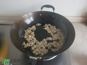 熬豬油為什么要加水？熬豬油水放多了怎么辦？