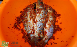 腌魚可以放白酒嗎？腌魚可以放料酒嗎？